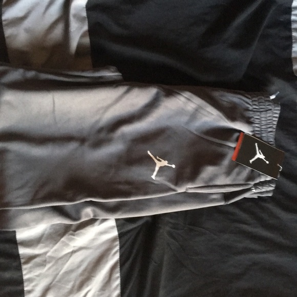 Grey jordan sweats XL in boys/ fit SM in women - Picture 4 of 4